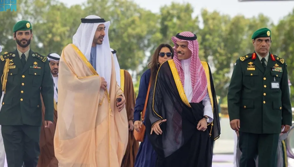 نائب رئيس مجلس الوزراء وزير خارجية دولة الإمارات العربية المتحدة يصل إلى جدة للمشاركة في القمة الخليجية التشاورية