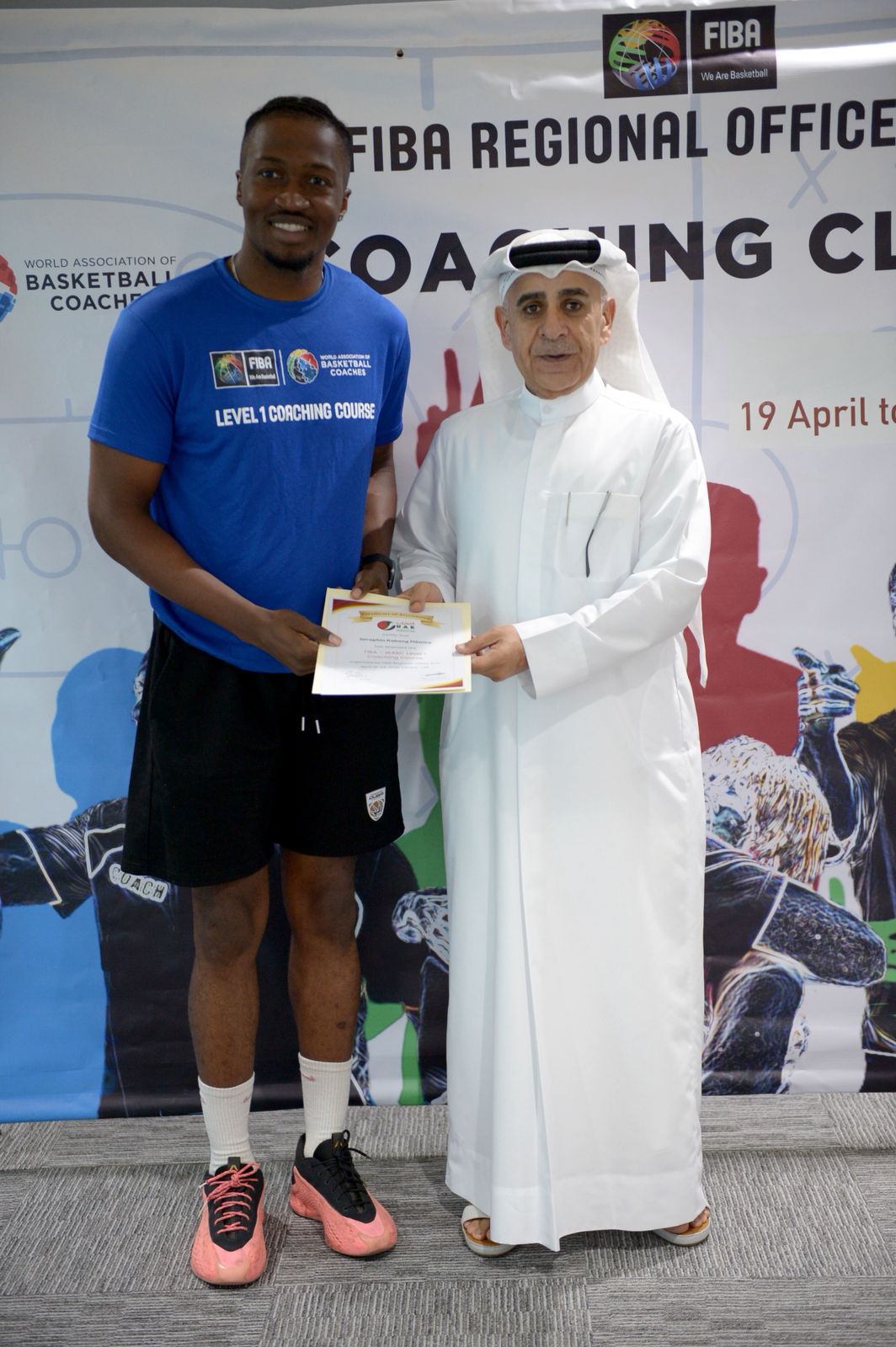 من تكريم المشاركين خلال الدورة. (وكالات)