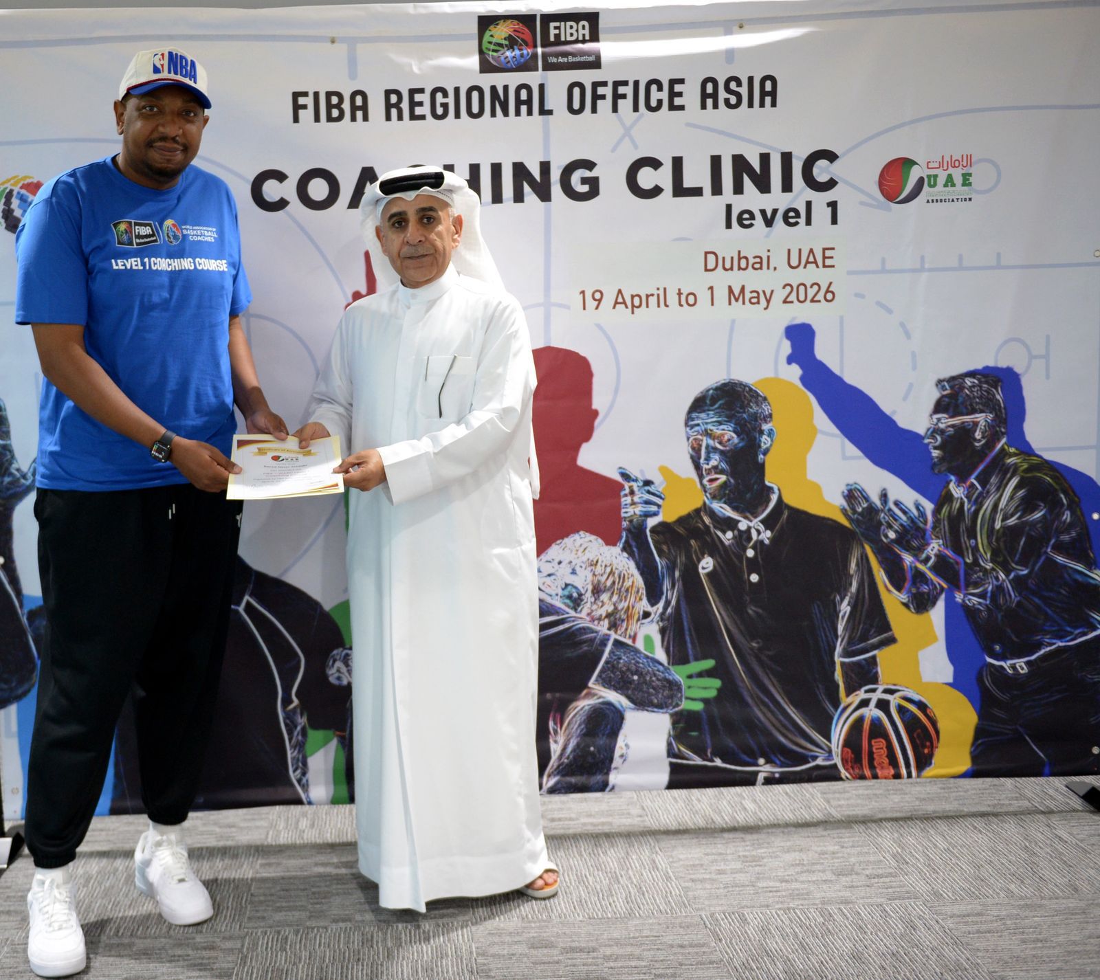 من تكريم المشاركين خلال الدورة. (وكالات)