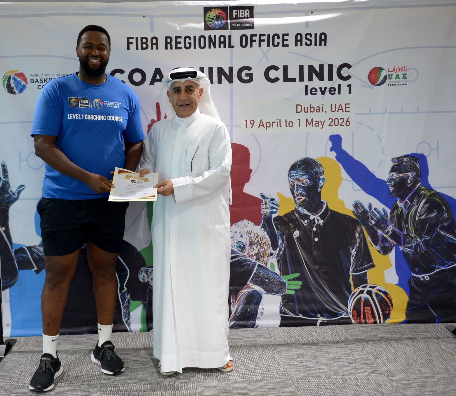 من تكريم المشاركين خلال الدورة. (وكالات)