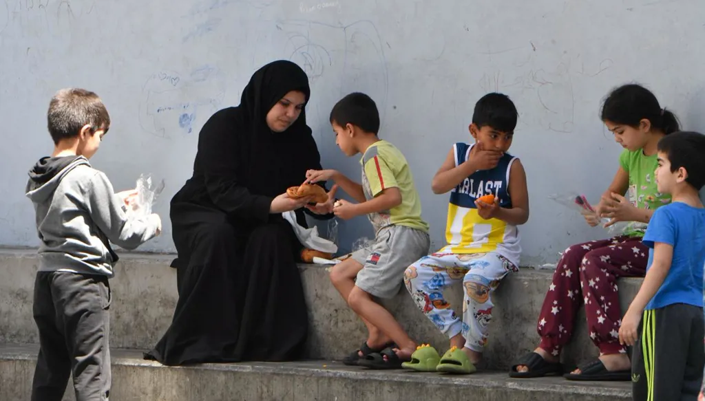 نازحون جراء الحرب الإسرائيلية على لبنان (حسام شبارو). 