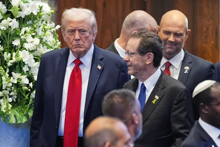 الرئيس الأميركي دونالد ترامب ونظيره الإسرائيلي إسحاق هرتسوغ. (أ ف ب)