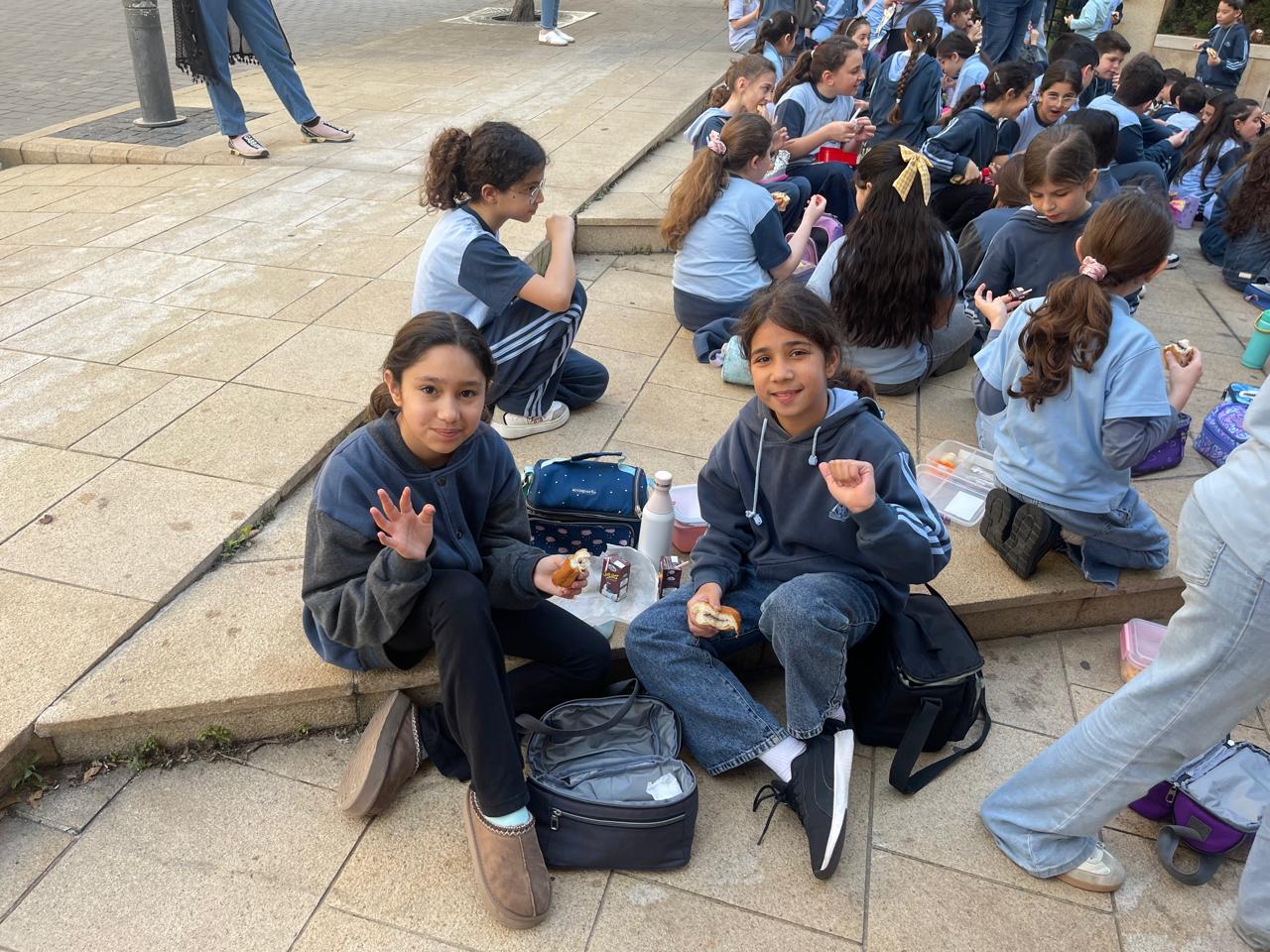 طلّاب مدرسة رفيق الحريري الثانية.