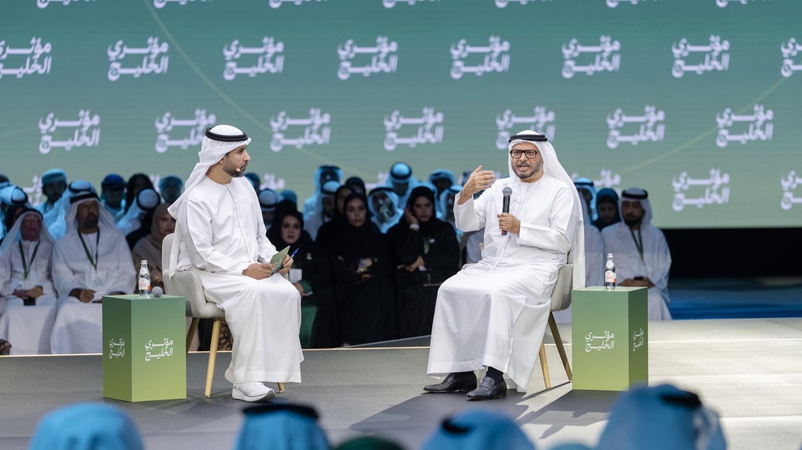 قرقاش متحدثاً في ندوة مؤثري الخليج في دبي. (وام)