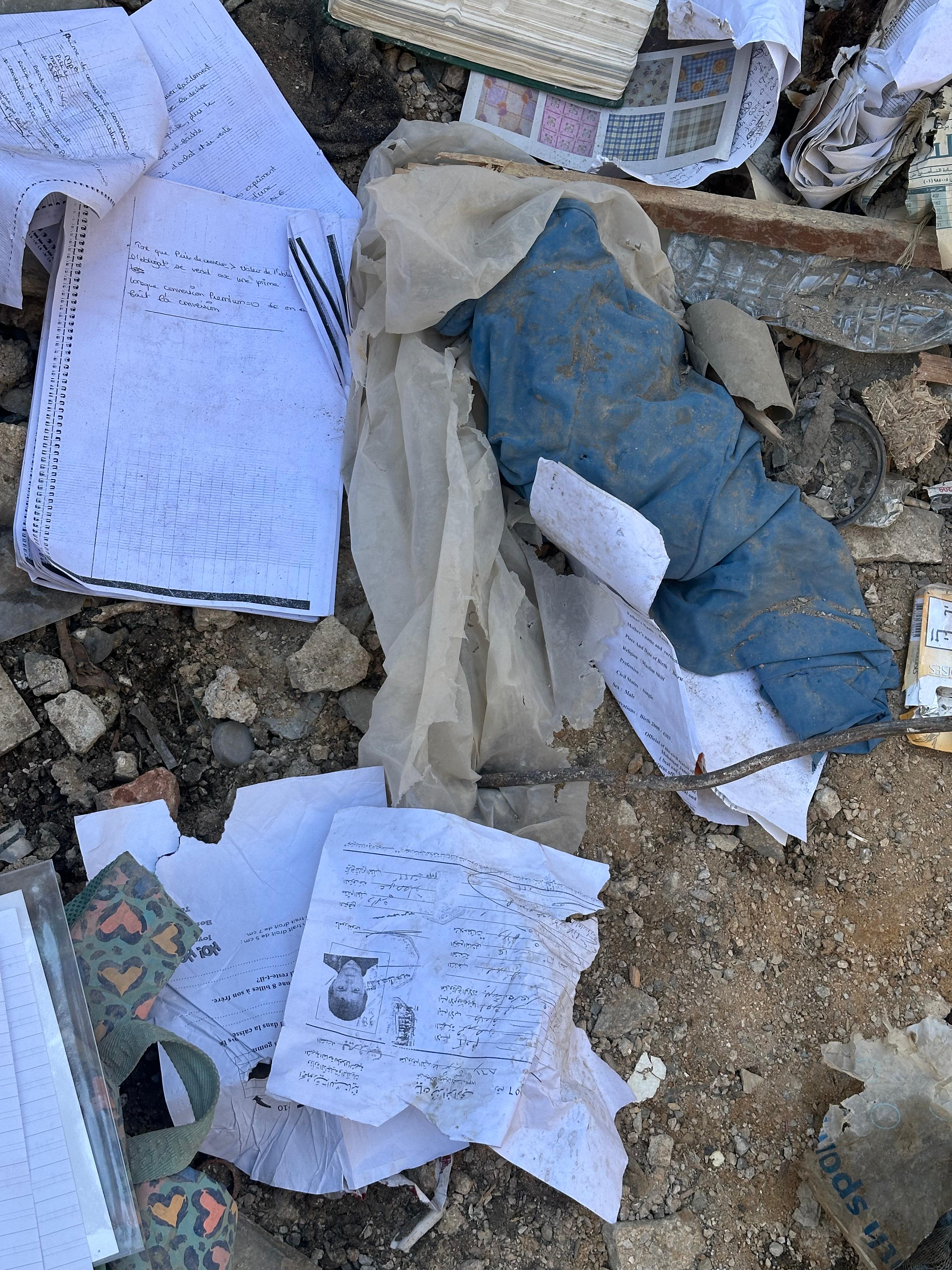 اخراج قيد وسط ركام المبنى المستهدف في عين المريسة (النهار)