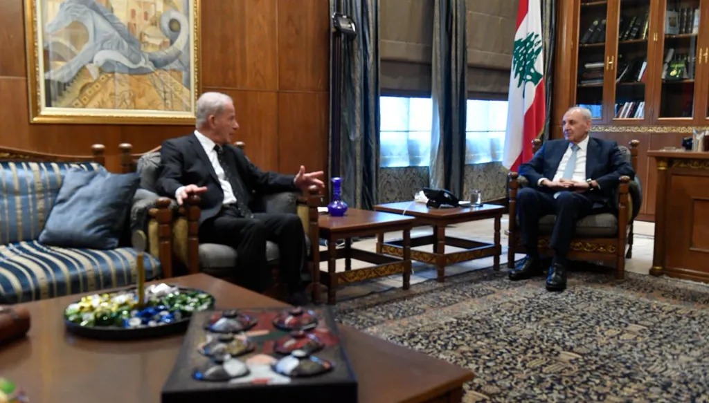 الرئيس نبيه بري خلال اجتماعه مع السفير الأميركي ميشال عيسى في عين التينة أمس. (نبيل إسماعيل)