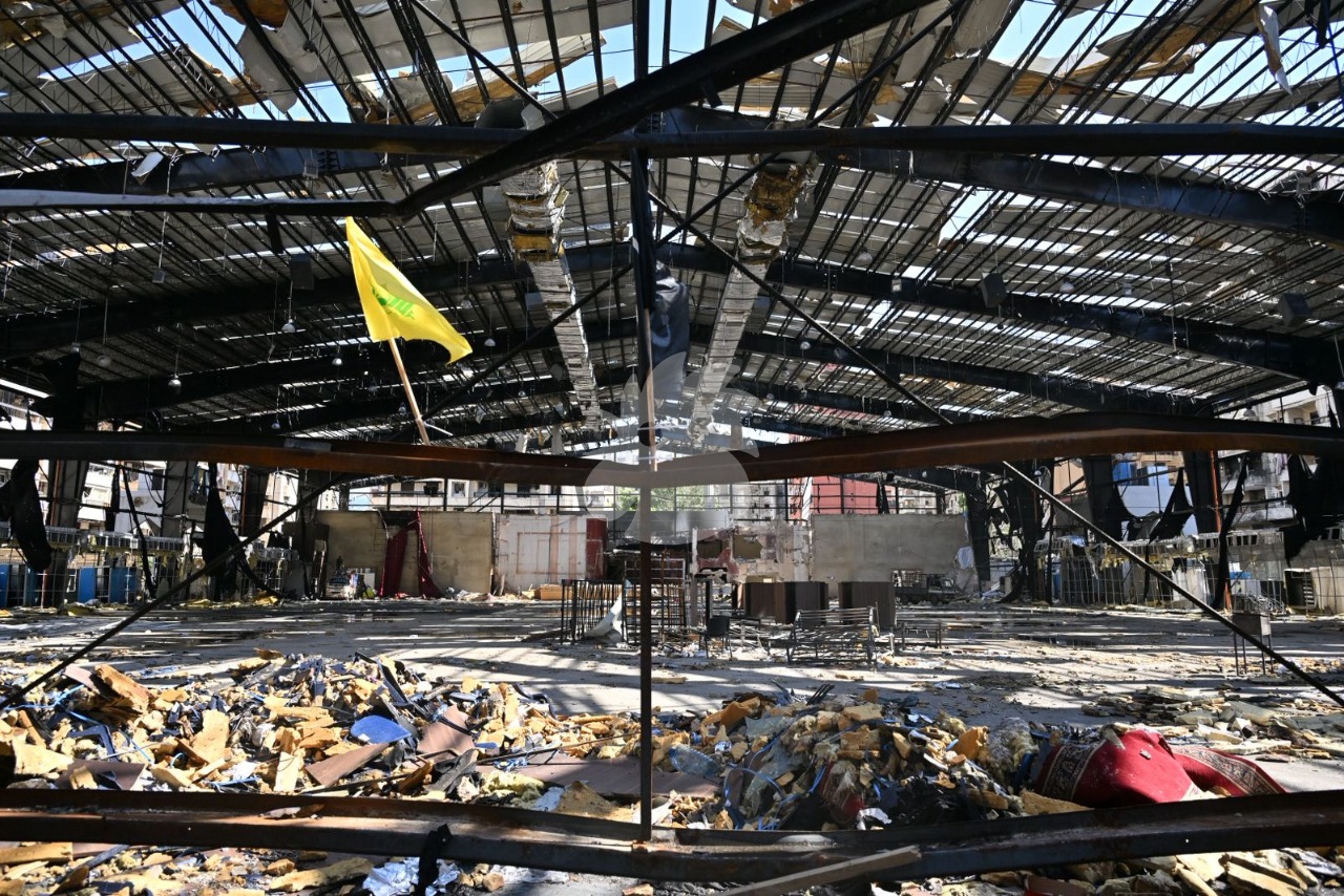رفع علم حزب الله على أنقاض مجمع سيد الشهداء في الضاحية الجنوبية لبيروت (