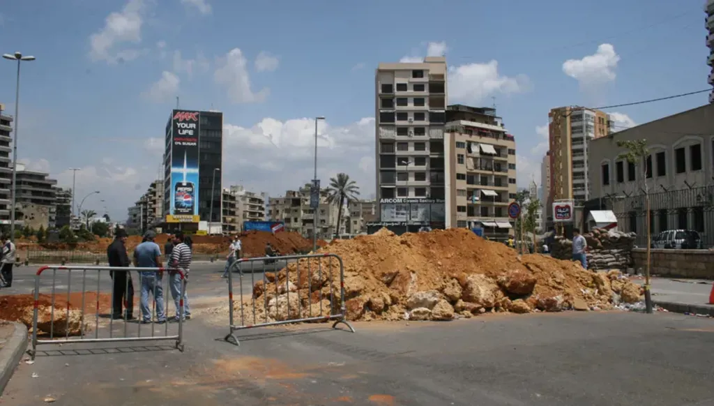 Earth barriers blocking roads in Beirut (Annahar archive).