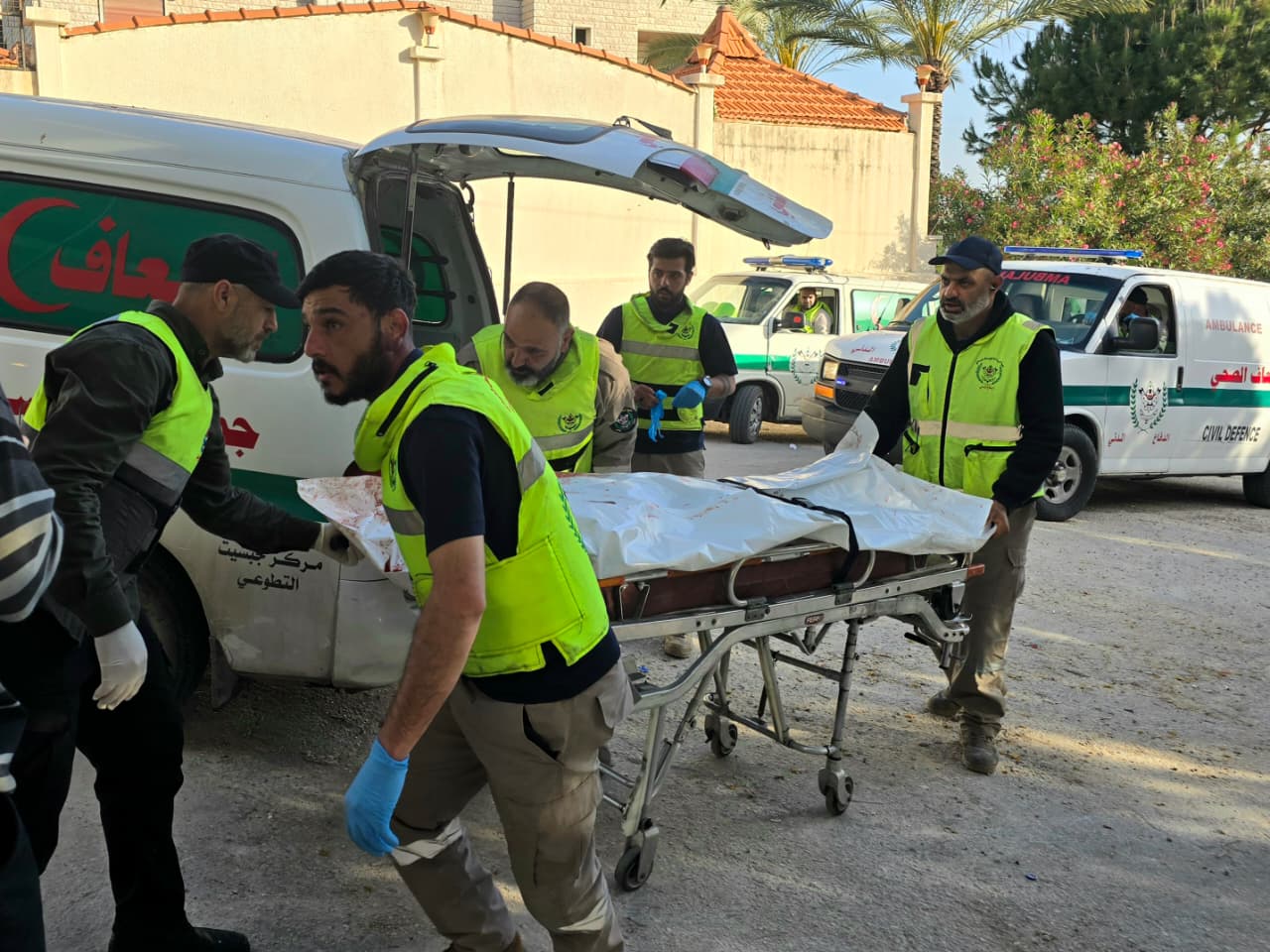فرق الإسعاف تنقل جثامين الضحايا (أحمد منتش).