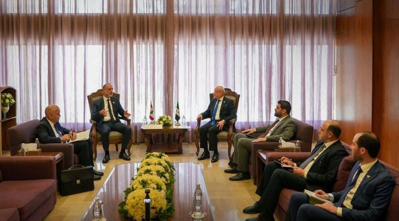 اجتماع بين وزير الأشغال العامة والنقل فايز رسامني (اليسار) ووزير النقل السوري يعرب بدر (اليمين) (وزارة الأشغال اللبنانية)