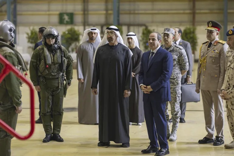 زيارة الرئيسين السيسي ومحمد بن زايد لمفرزة المقاتلات المصرية المتمركزة في الإمارات. (وام)
