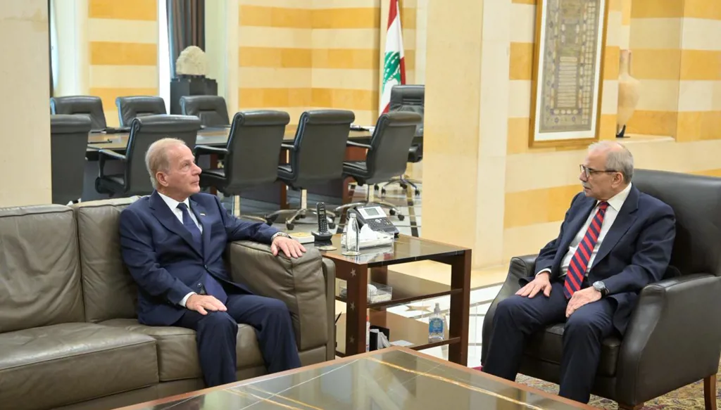 السفير الأميركي ورئيس الحكومة نواف سلام (نبيل إسماعيل). 