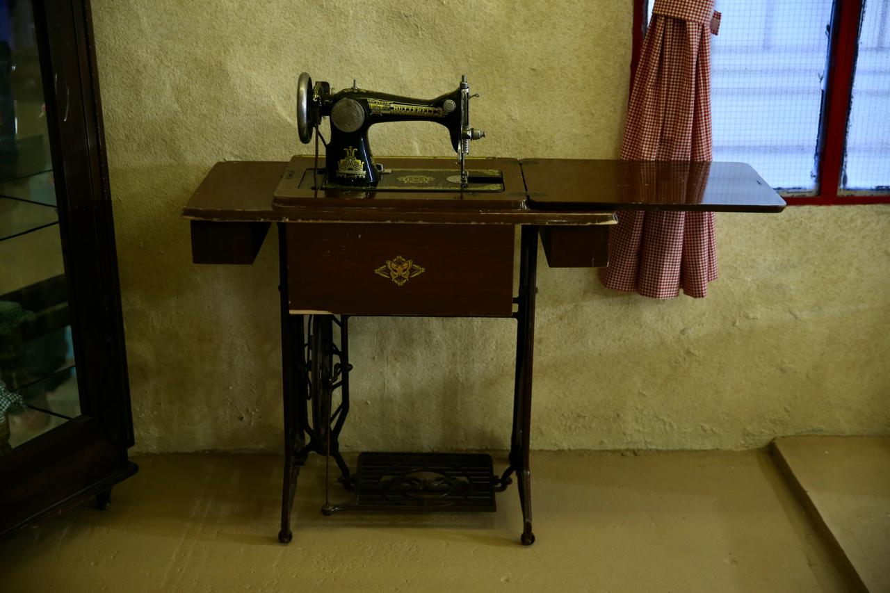 ماكينة خياطة (النهار)