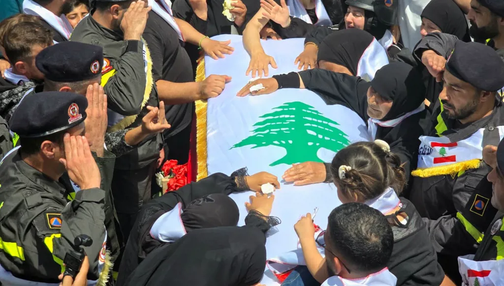 صيدا تودّع شهيدي الدفاع المدني (أحمد منتش). 