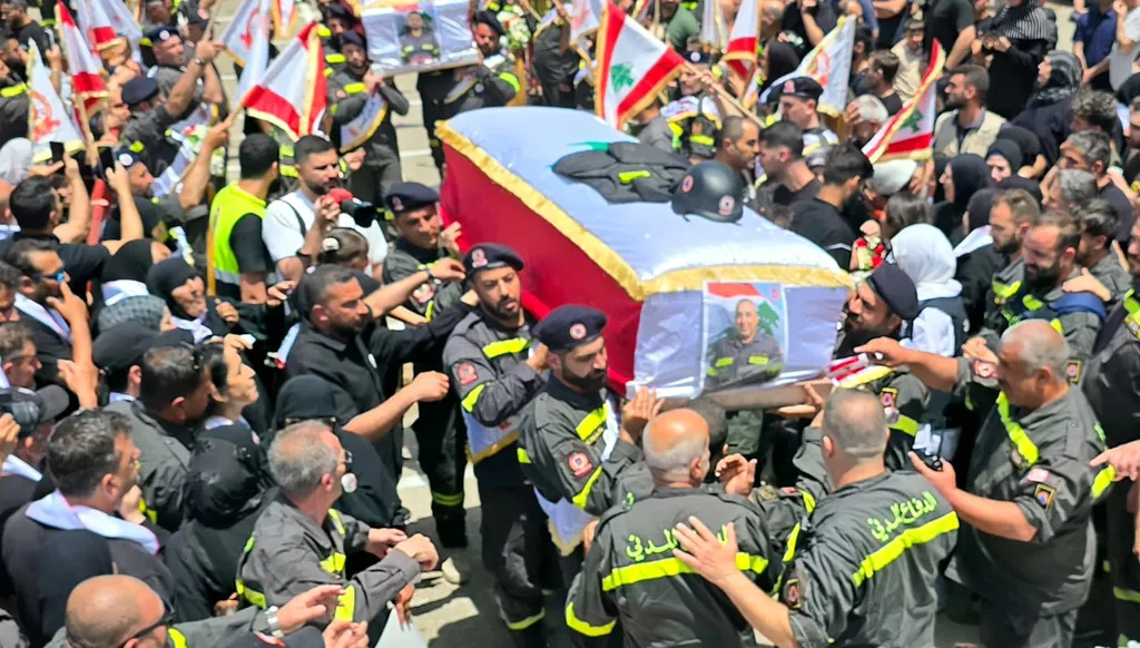 بالحزن والدموع... صيدا تودّع شهيدي الدفاع المدني (فيديو)