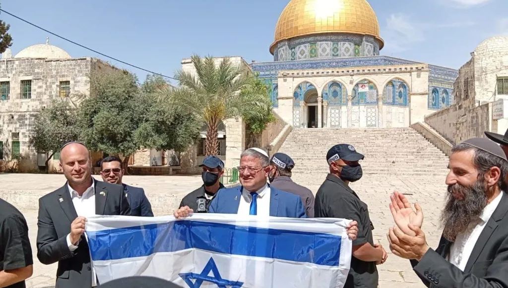 بالصور والفيديو - مستوطنون يقتحمون المسجد الأقصى وبن غفير يرفع العلم الإسرائيلي