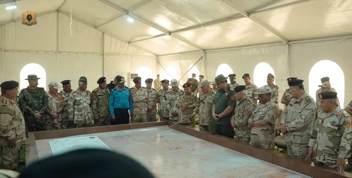 لقطة من فيديو المناورات تُظهر صدام حفتر برفقة عدد من الضباط داخل غرفة العمليات. (النهار)