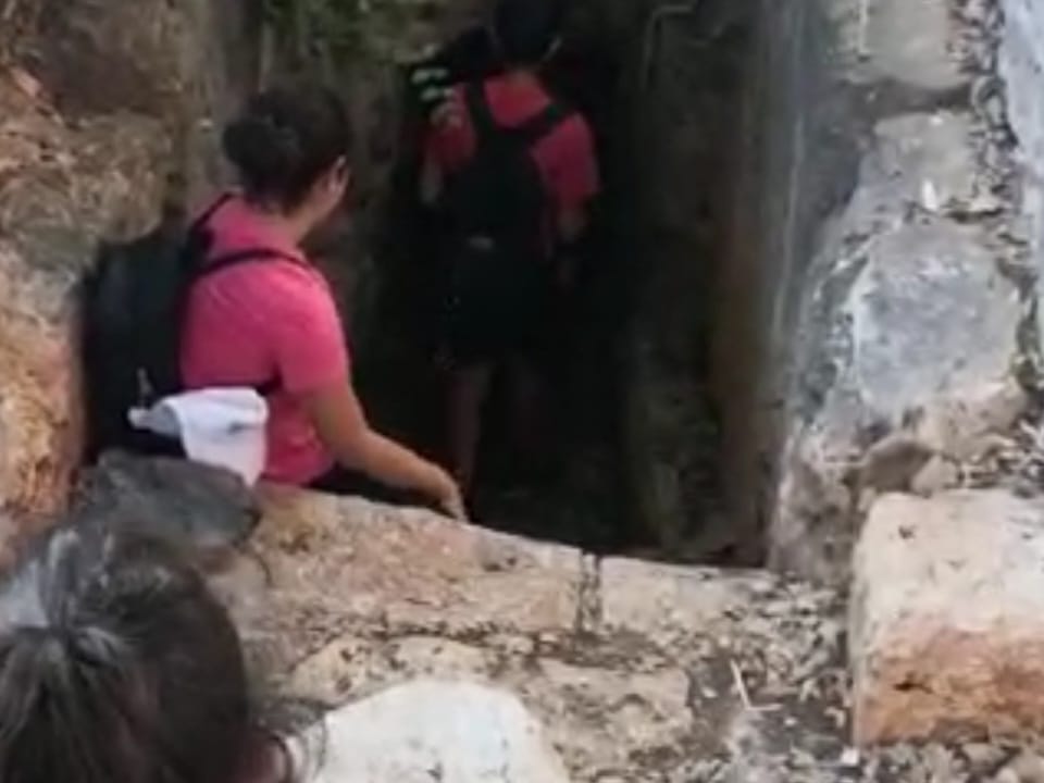 مغارة حازور في قرية دبل (الصورة من الدكتور نبيل أبو نقول)
