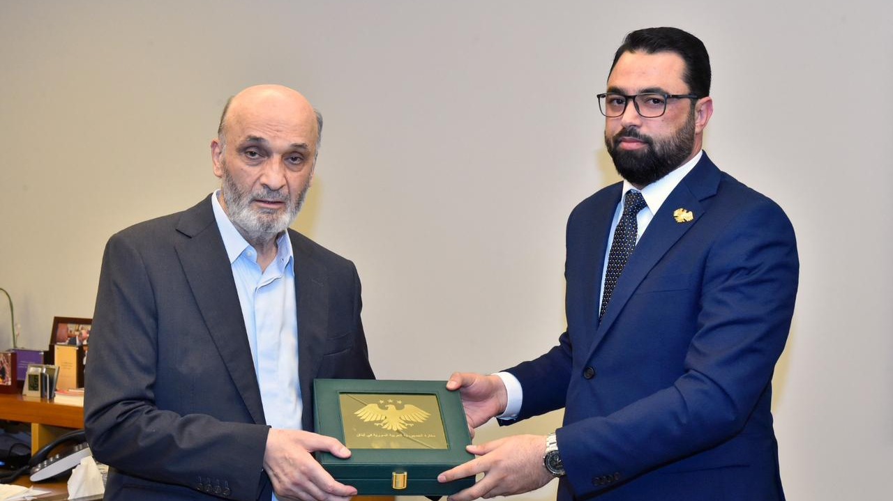 رئيس حزب القوات اللبنانيّة سمير جعجع والقائم بالأعمال في سفارة الجمهورية العربية السورية في لبنان إياد الهزاع (رسمي)