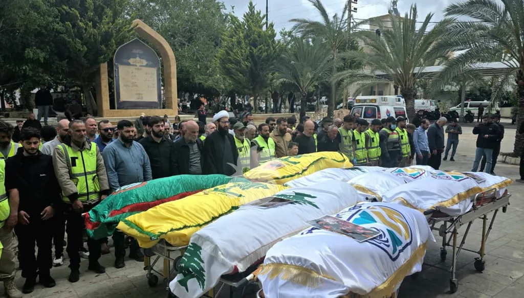 بلدة دير قانون النهر جنوبي لبنان تُشيّع ضحايا المجزرة الإسرائيلية (صور وفيديو)