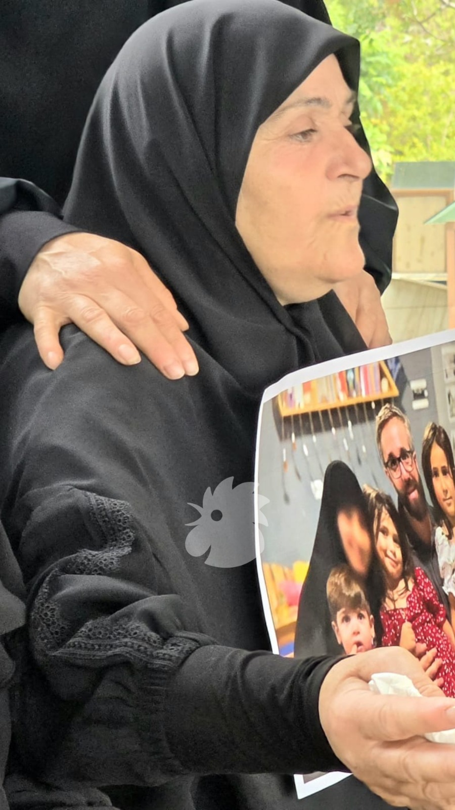 ذوو ضحايا المجزرة (أحمد منتش).