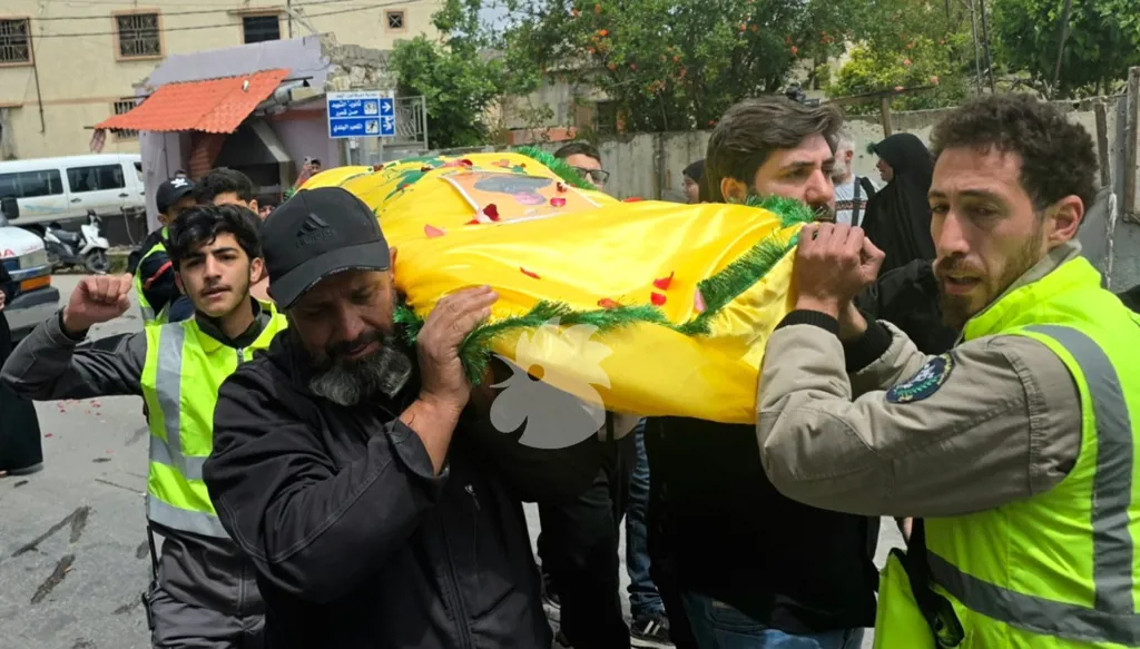 تشييع جماعي لضحايا المجزرة الإسرائيلية في دير قانون النهر (أحمد منتش).
