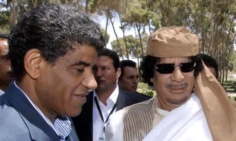 عبد الله السنوسي إلى جانب الزعيم الليبي الراحل معمر القذافي. (أرشيف)