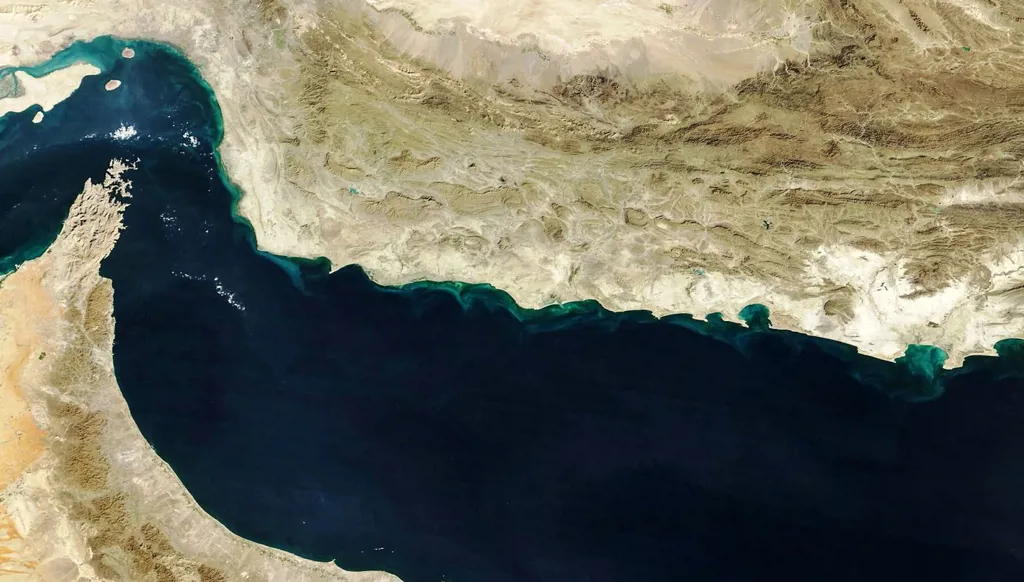 هل من يفتح مضيق هرمز يسيطر على العالم؟