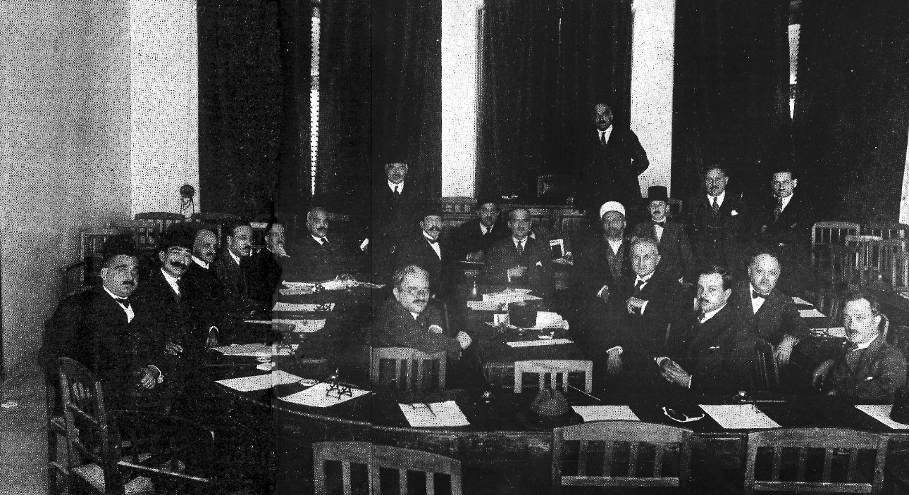 عدد من الذين شاركوا في وضع الدستور اللبناني وأقراره عام 1926 من اليمين الدكتور جميل تلحوق،الفونس أيوب، شبل دموس، أوغست باشا أديب، أبراهيم حيدر، محمد الجسر، عبد اللطيف الأسعد، صبحي حيدر، موسى نمور، حبيب باشا السعد، المير جميل شهاب، سليم تقلا، نجيب أبو صوان، ميشال نحاس، روكز أبو ناضر.