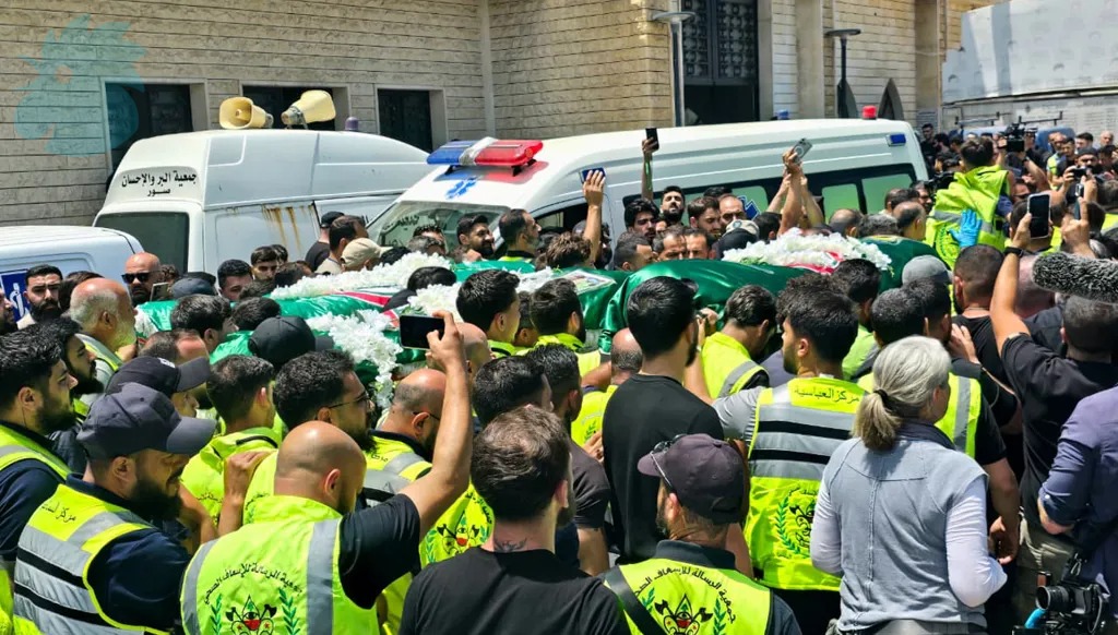 وداع جزين لشهداء الدفاع المدني الذين سقطوا بغارة إسرائيلية في دير قانون النهر جنوب لبنان (أحمد منتش). 