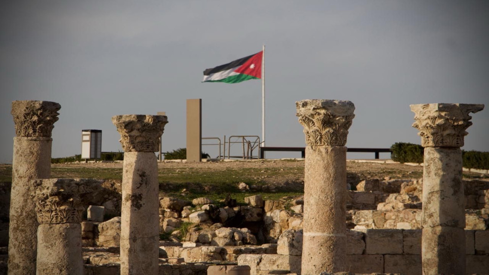 علم الأردن يرفرف في موقع جبل القلعة الأثري بعمان (إنترنت)