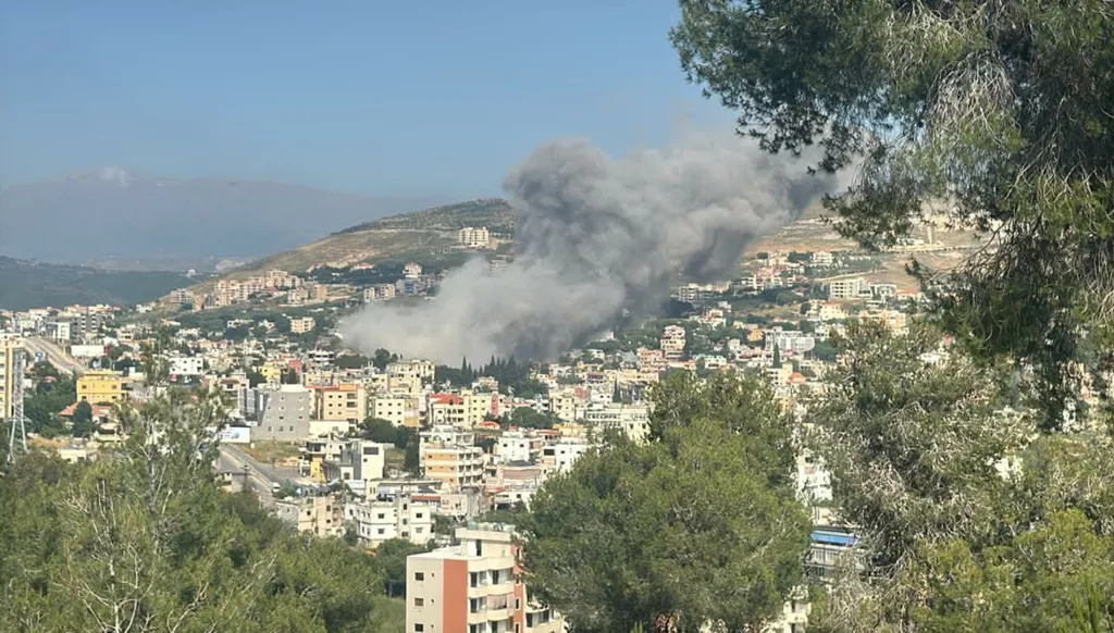 إسرائيل تصعّد غاراتها على جنوب لبنان وتنذر بلدتين في البقاع