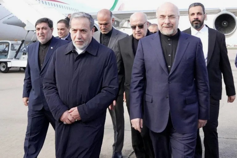 وفد إيراني يضم قاليباف وعراقجي أثناء توجهه إلى قطر. (وكالة إرنا)