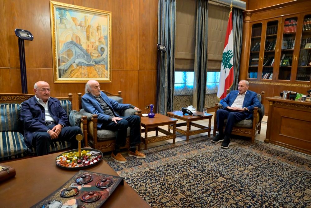 Nabih Berri recevant l'ancien dirigeant du Parti socialiste progressiste Walid Joumblatt et l'ancien ministre Ghazi Aridi.
