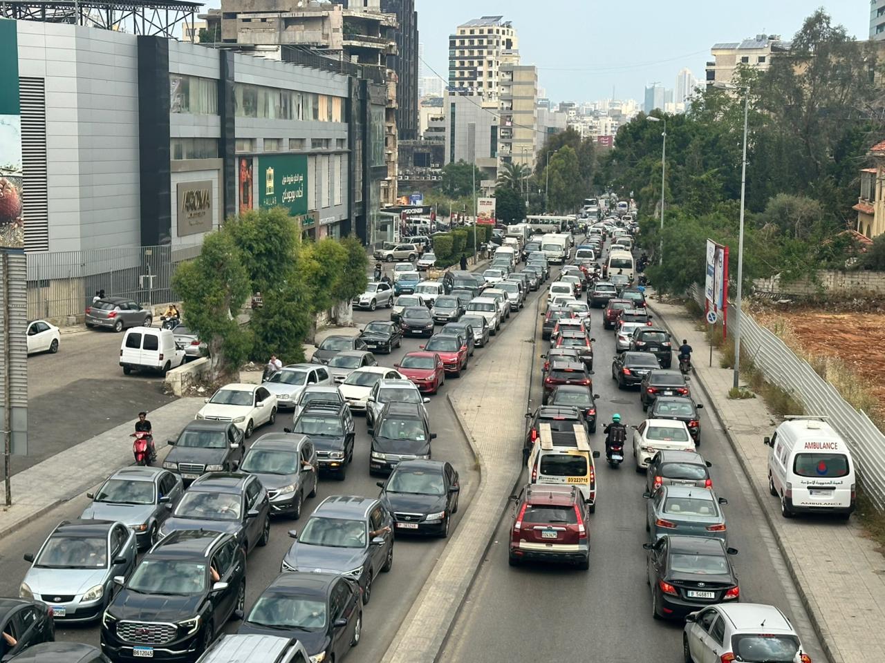 زحمة سير خانقة على بوليفار كميل شمعون عقب التهديد الإسرائيلي بقصف الضاحية الجنوبية لبيروت (تصوير حسام شبارو)