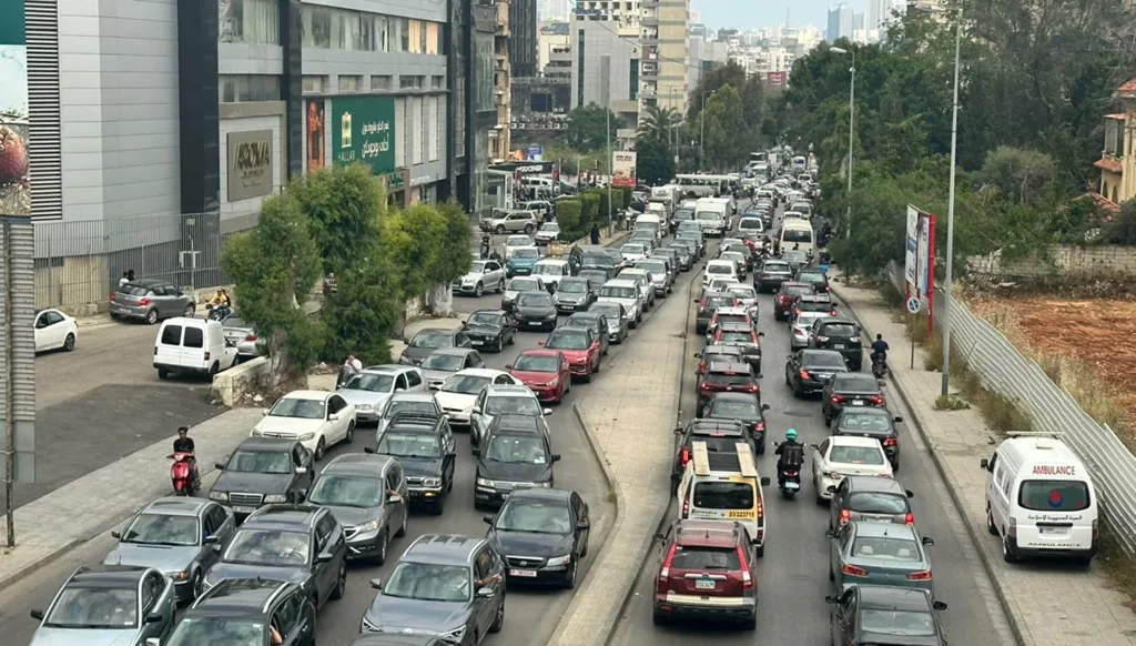 زحمة سير خانقة على بوليفار كميل شمعون عقب التهديد الإسرائيلي بقصف الضاحية الجنوبية لبيروت (تصوير حسام شبارو)