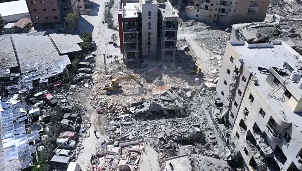 دمار هائل في محيط مستشفى جبل عامر بمدنية صور جرّاء الغارات الإسرائيلية العنيفة (حسام شبارو).