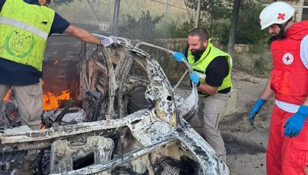 تشييع ضحايا الاستهداف الإسرائيلي في القليعة... الطبيب جيمس جورج كرم وولداه إلى مثواهم الأخير