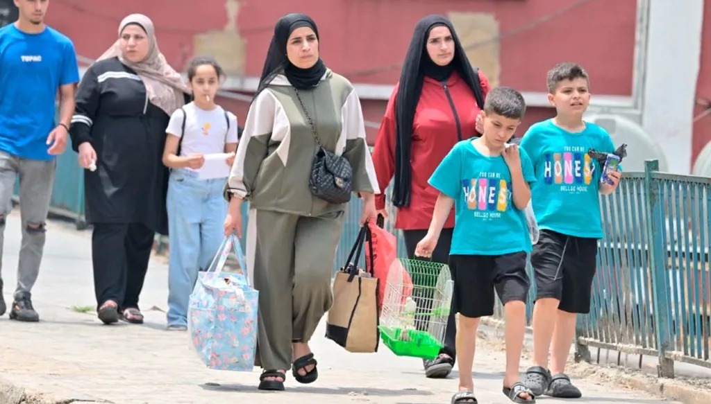 عائلات تنزح من الضاحية الجنوبية لبيروت سيرا على الأقدام بعد الإنذار الإسرائيلي بالإخلاء. (نبيل اسماعيل)