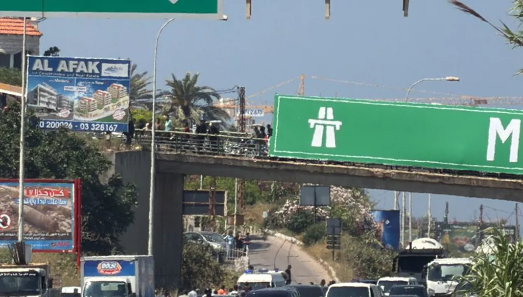 بالصور والفيديو -  استهداف سيارة على أوتوستراد خلدة