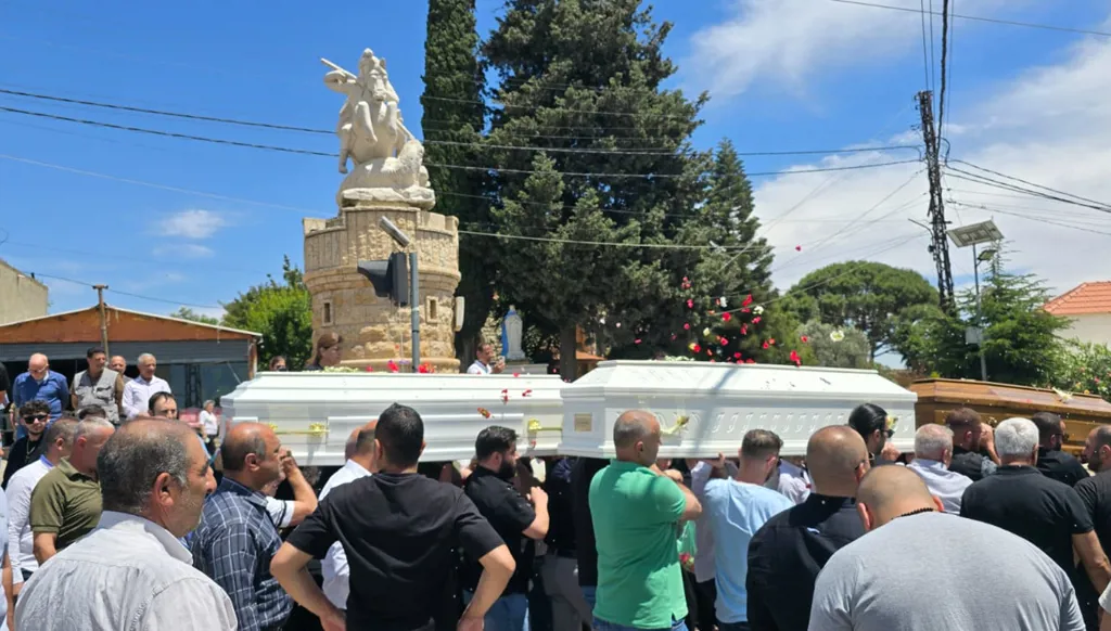 تشييع ضحايا الاستهداف الإسرائيلي في القليعة... الطبيب جيمس جورج كرم وولداه إلى مثواهم الأخير