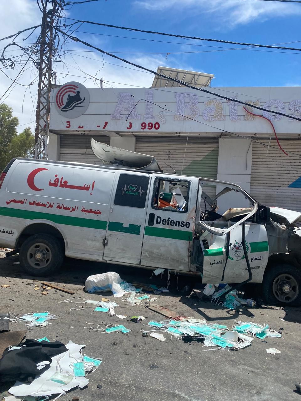 سيارة إسعاف جمعية الرسالة بعد استهدافها من طائرة إسرائيلية في بلدة شحور- قضاء صور.