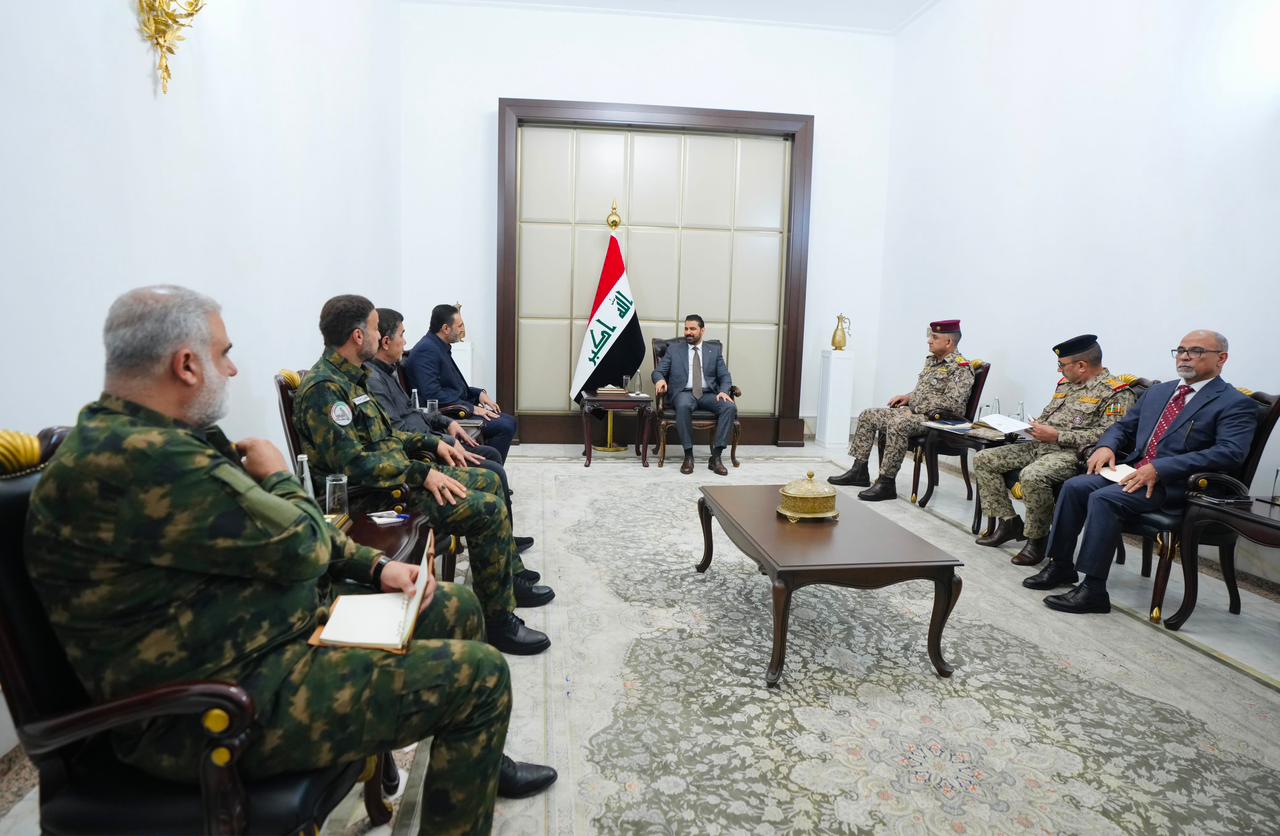 رئيس الوزراء العراقي علي الزيدي خلال استقباله وفدين من عصائب أهل الحق وكتائب الإمام علي في بغداد. (رئاسة الحكومة العراقية)