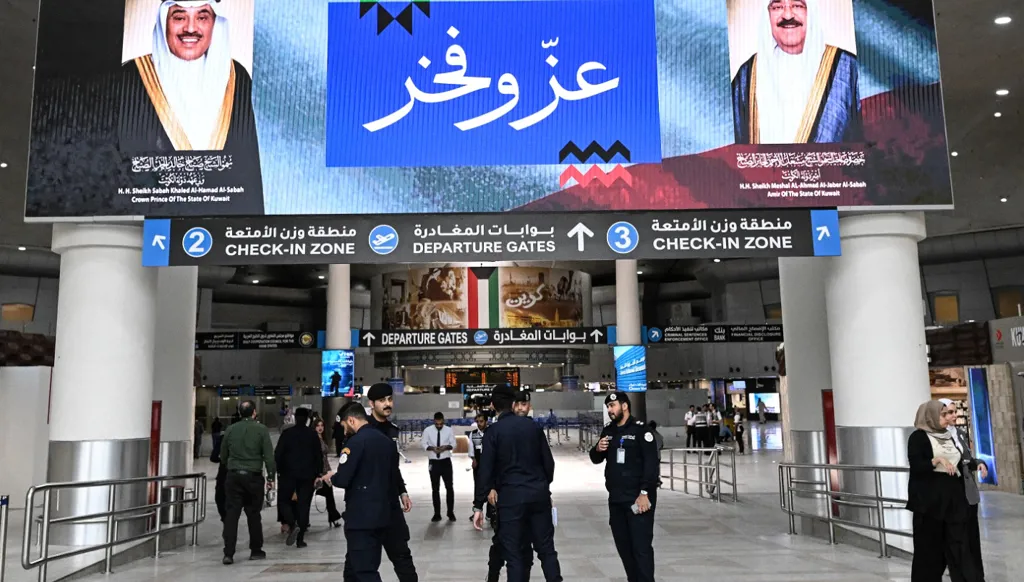 مطار الكويت في مرمى الصواريخ... أين تنتهي رسائل إيران؟