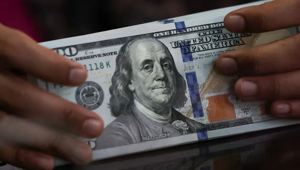 الدولار يتراجع لأدنى مستوى في 10 أيام بعد إعلان إطار سلام بين أميركا وإيران