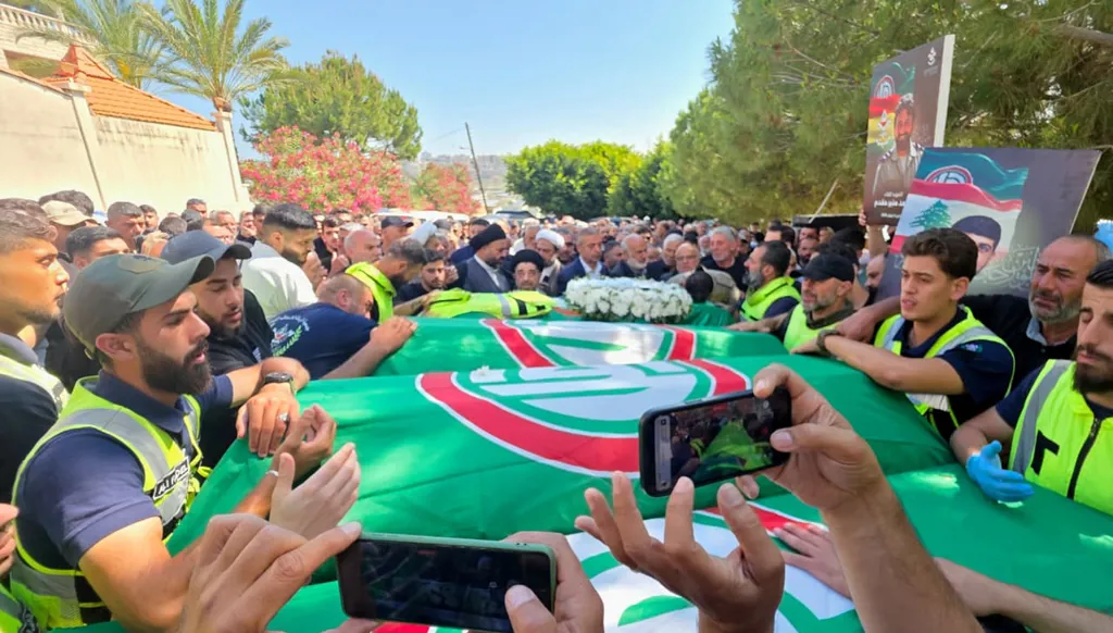 تشييع ضحايا مجزرة زبدين ودفنهم "وديعة" في جبانة حارة صيدا (صور وفيديو)