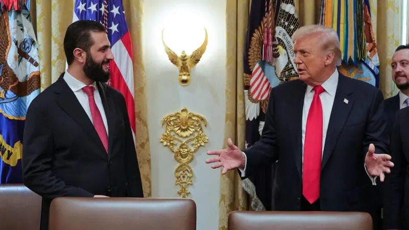 الرئيس الأميركي دونالد ترامب مستقبلاً نظيره السوري أحمد الشرع في البيت الأبيض. (أ ب)