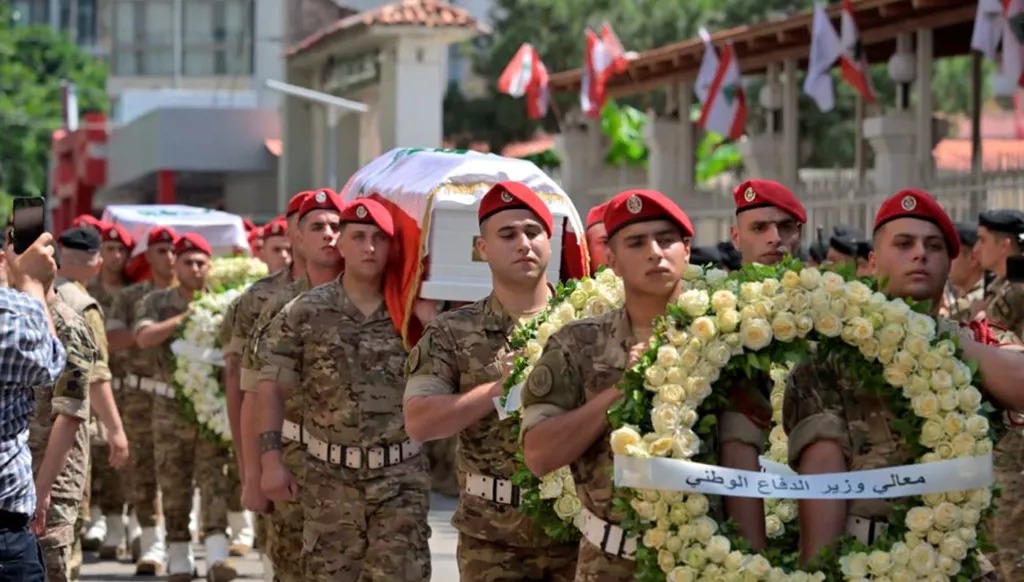 خلال مراسم تشييع الجيش لشهيديه العميد وسام صبرا والجندي حسين غزال أمس. (نبيل اسماعيل)