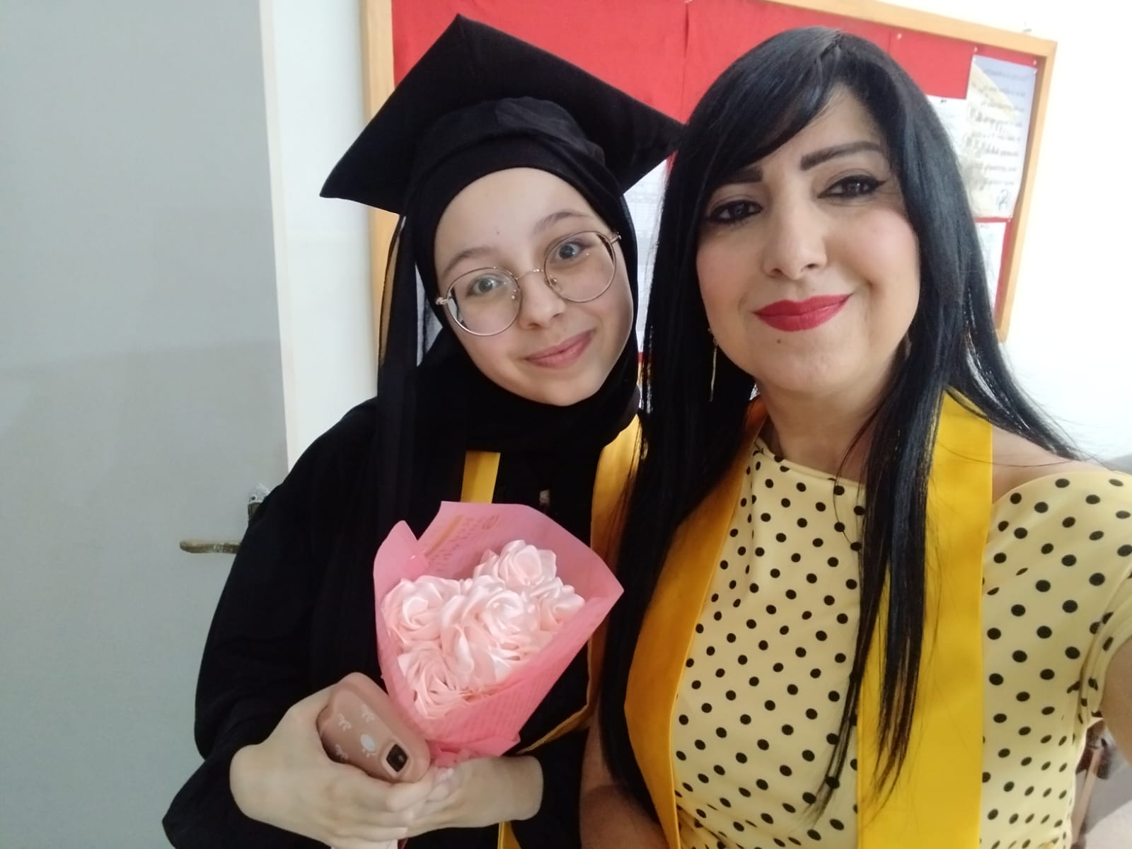المديرة عليا الصايغ مع الطالبة زهراء حسين