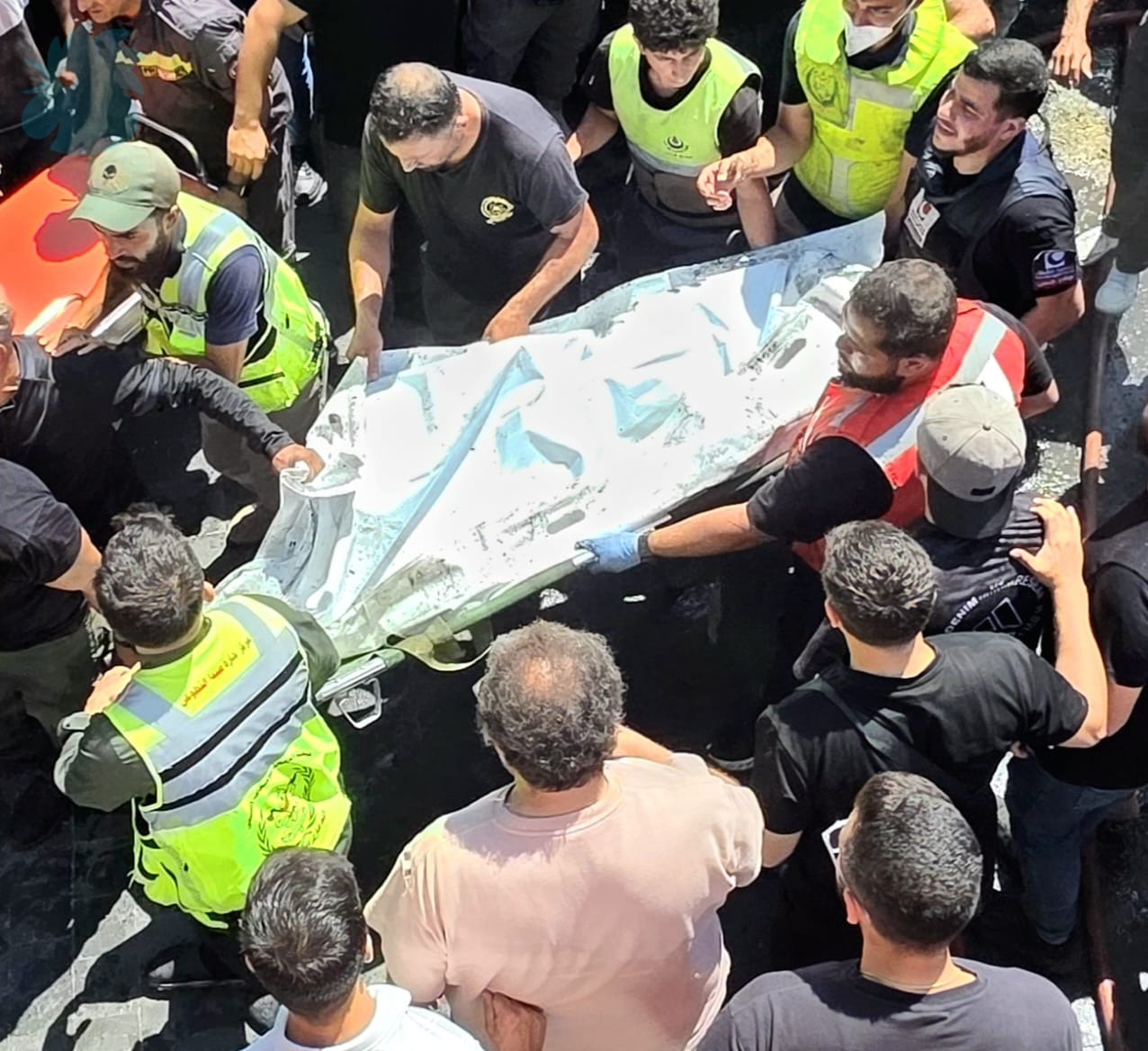 انتشال ضحية من مكان الاستهداف (أحمد منتش).